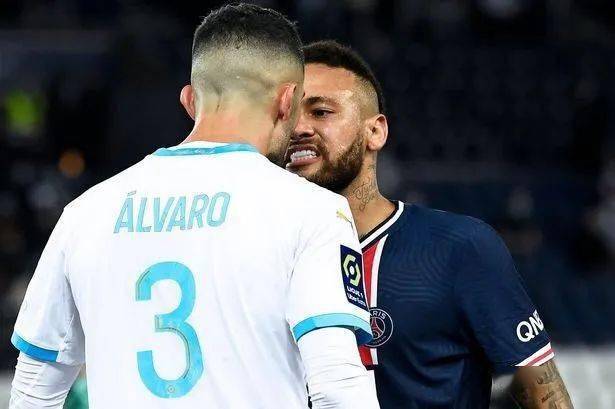  昂热德比战爆发冲突，三人染红场面失控  