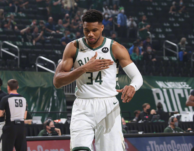  字母哥暴扣统治禁区，雄鹿大胜篮网稳居东部榜首  