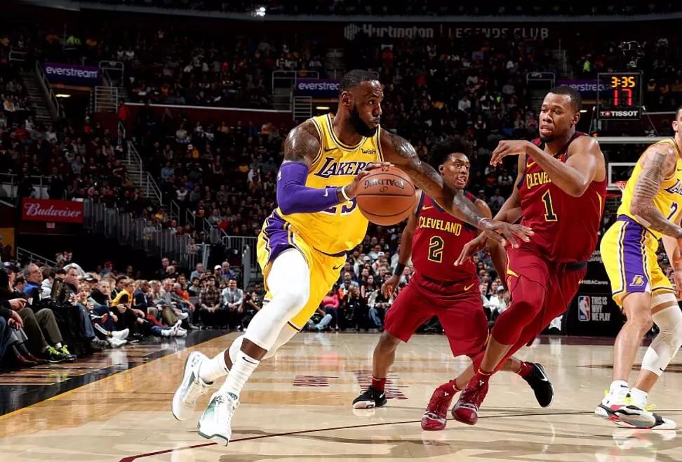  詹姆斯关键三分绝杀，湖人逆转勇士迎五连胜